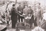 Τελετουργική διανομή φαγητού μέσα από τα χαρανιά (καζάνια) σε πανηγύρι του χωριού (μέσα δεκαετίας '50).