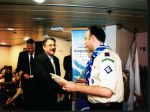 Ο Έφορος των Προσκόπων Ηρακλείου απονέμει τιμητική πλακέτα στον ναυτιλιακό πράκτορα της ΑΝΕΚ στο Ηράκλειο κ. Μανώλη Απλαδενάκη.
