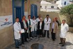 Η ιατρική ομάδα του Ίασις Πειραιώς παραδίδει τα ιατρικά μηχανήματα στο Περιφερειακό Ιατρείο της Κάσου. 