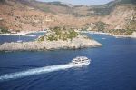 Πολλά μικρά και μεγάλα σκάφη  μεταφέρουν τουρίστες στον όρμο του Σπυριλή. Εδώ ένα ημερόπλοιο έξω από τον Αγ. Νικόλαο Βολιμών. Αεροφωτογραφία : Ι. Παπαδόπουλος 2011