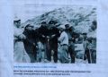 Μέλη της Ισραηλινής αποστολής του 1950 στη Σύρνα κατά την εκταφή των λειψάνων. Όρθιος μπροστά τους ο Θόδωρος Μεταξωτός ή "Σαψάκος". 