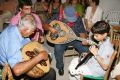 Νεαροί και πιο ηλικιωμένοι Κασιώτες λυράρηδες διατηρούν τη μουσική παράδοση στην Κάσο.