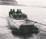 Τα πρώτα σκάφη του Debroutelle για την μεταφορά των εκρηκτικών, δεν θύμιζαν και πολύ τα σημερινά φουσκωτά!