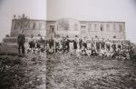 Το ίδιο σχολείο όπως ήταν την Πρωτομαγιά του 1946, με τους μαθητές και τον δάσκαλό τους Οδυσσέα Γαλανάκη. 