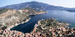 Αυτό το απίστευτης ομορφιάς ελληνικό νησί, που απέχει δύο μόλις μίλια απ' την Τουρκία, έχουν εγκαταλείψει στην τύχη του οι επίορκοι του Κυνοβουλίου. 