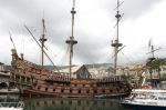 Το πειρατικό πλοίο που είναι αγκυροβολημένο στο παλιό λιμάνι της Γένοβας.
