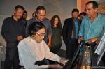 Η αειθαλής Χιώτισσα ηθοποιός Αννα Σουρέ παίζει πιάνο και οι συντελεστές της συναυλίας την συνοδεύουν τραγουδώντας.