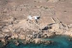 Αεροφωτογραφία του εγκαταλελειμμένου οικισμού της Υπαπαντής στη νησίδα Αρμάθια της Κάσου. Σώζεται μόνο το εκκλησάκι της Υπαπαντής. 