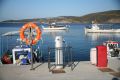 Κυκλικά σωσίβια και προστατευμένα pillars για παροχή νερού και ρεύματος στο λιμάνι της Λιναριάς.