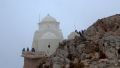 Το μοναστήρι της Καλαμιώτισσας, στο υψηλότερο σχεδόν σημείο της Ανάφης, παλεύει να βγει μέσα απ' την πρωϊνή ομίχλη.