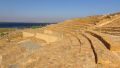 Το θέατρο της Ηφαιστίας με θέα στη θάλασσα. 