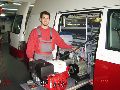 Συρόμενη βάση για την τοποθέτηση γεννήτριας και μηχανολογικού εξοπλισμού σε ένα φορτηγάκι Volkswagen.